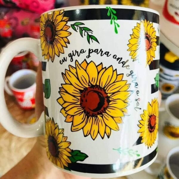 Caneca personalizada com estampa de girassóis e frase "eu giro para onde gira o sol"